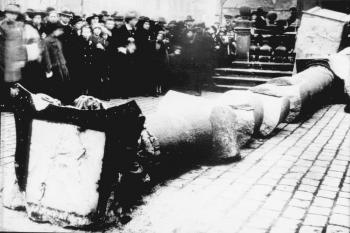 fotografie strženého sloupu (Unknown author / Public domain)