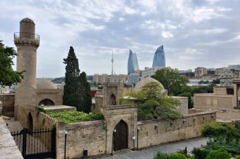 Církevní okrsek paláce s mrakodrapy moderného Baku v pozadí (© Jan P. Štěpánek 08/2019)