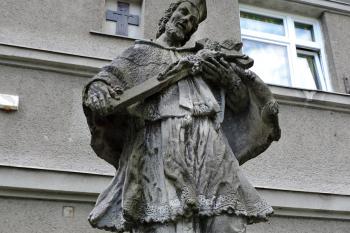 sv. Jan Nepomucký druhotně umístěný před frýdecký farní úřad (© Jan P. Štěpánek 2015)