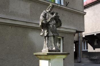 sv. Jan Nepomucký druhotně umístěný před frýdecký farní úřad (© Jan P. Štěpánek 2015)