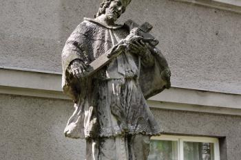sv. Jan Nepomucký druhotně umístěný před frýdecký farní úřad (© Jan P. Štěpánek 2015)