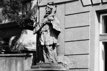 detail sochy sv. Jana Nepomuckého v jejím původním umístění na Hluboké ulici (© SOkA Frýdek-Místek)