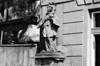 socha sv. Jana Nepomuckého v jejím původním umístění na Hluboké ulici (© Jan P. Štěpánek 07/2020)