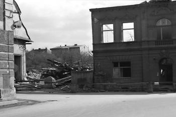 Pohled na původní místo sochy sv. Jana Nepomuckého během asanace Frýdku - před rokem 1978 (© Historický Frýdek-Místek)
