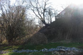 Svah na východní straně, zámeček je vpravo nahoře (© Dušan Dohňanský 03/2017)