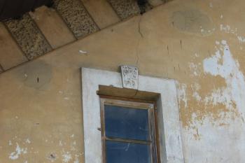 Detail ostění okýnka (© Dušan Dohňanský 03/2018)
