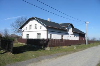 Zrekonstruovaná východní budova dvora  (© Dušan Dohňanský 03/2018)