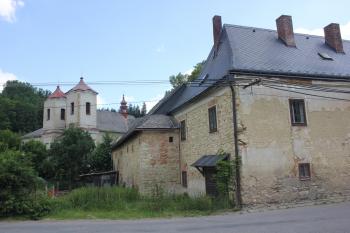 Církevní areál tvoří kostel a fara s hospodářskými přístavbami. (© Luděk Vláčil 07/2020)