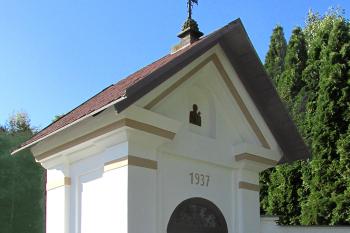 Kaplička u hřbitova ve Velenicích u Zákup. (© Pavel Vítek 09/2019)