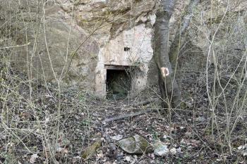 Vchod do jeskyně (© Jiří Čížek  03/2026)