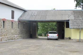 Vjezd do dvora ve vých. části. Vlevo opravena budova dvora (© Dušan Dohňanský 08/2018)
