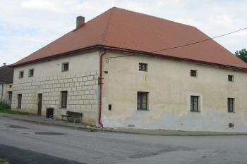 Renesanční stavba bývalé krčmy severně od zámku (© Dušan Dohňanský 07/2020)