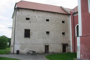 Sv. čelní strana staré tvrze (© Dušan Dohňanský 07/2020)