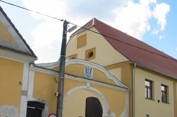 Severní nároží s barokní bránou (© Dušan Dohňanský 09/2017)