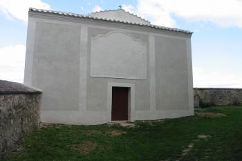 Jižní strana snad pozdně románské budovy, dnes márnice (© Dušan Dohňanský 09/2017)