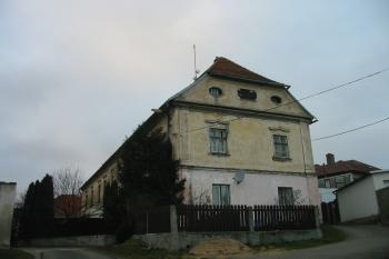 Budova dvora, jež těsně sousedila s tvrzí /na západní straně/, která se nacházela vpravo od ní. (© Dušan Dohňanský 12/2017)