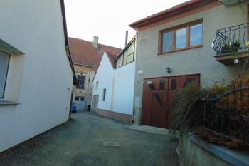 Zastavěná centrální plocha tvrziště /od sv./ (© Dušan Dohňanský  10/2021)