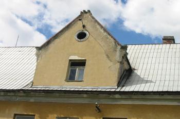Vikýř nad hlavním vstupem (© Dušan Dohňanský 07/2020)