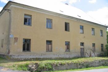 Západní strana zámku (© Dušan Dohňanský 07/2020)
