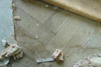 Odkryté původní parkety (© Dušan Dohňanský  04/2023)