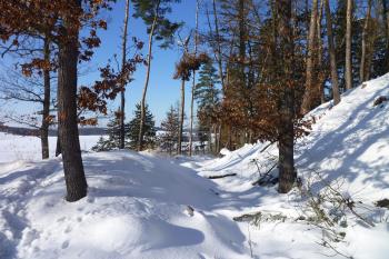 Nevýrazný příkop na jižní straně ,vpravo jádro. (© MICHAL VAŠATA, 01/2010)