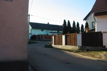 Západní hranice hradního areálu. Hrad stával vpravo. (© Dušan Dohňanský 12/2018)