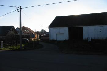 Cesta od severu lemující hradní areál na vých.straně. Hrad byl vpravo (© Dušan Dohňanský 12/2018)