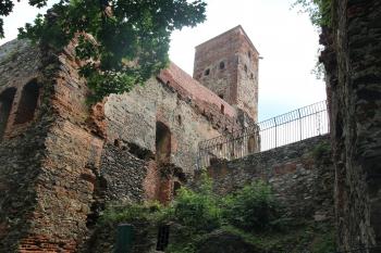Nejstarší část zámku obsahující zdivo původního hradu. (© Luděk Vláčil 07/2020)