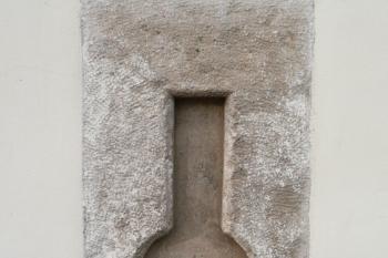 klíčová střílna ve hmotě bývalé brány ( © Jan P. Štěpánek 07/2009)