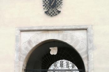 vnější strana průjezdu brány ( © Jan P. Štěpánek 07/2009)
