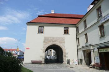 pohled na vnitřní frontu Pražské brány ( © Jan P. Štěpánek 07/2009)