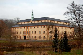 vážní domeček před zámkem je už zbouraný (© Rodochrozit        , 01/2014)