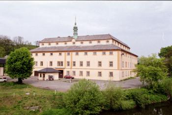 Zámek z mostu (©2003 Jiří Čížek)