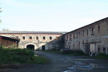 Hospodářská část nádvoří od západu (© Ivan Grisa, 10/2008)