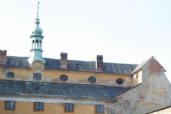 Dvorní fasáda západního křídla (© Ivan Grisa, 10/2008)