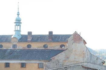 Západní křídlo z cesty nad zámkem (© Ivan Grisa, 10/2008)