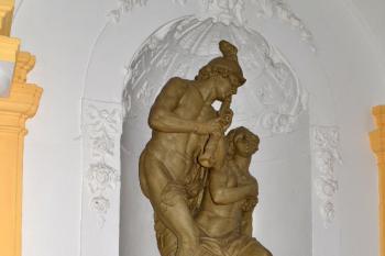 Plastika ve vestibulu (© Daniel Šmidrkal, 08/2016)