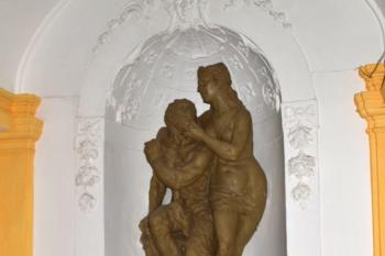 Plastika ve vestibulu (© Daniel Šmidrkal, 08/2016)