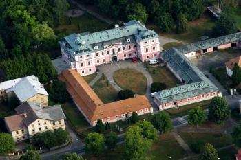 Zámek Sloup - Letecký snímek ( © Radovan Smokoň 08/2006)