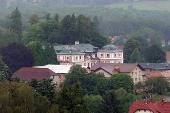 Zámek ve Sloupu z vyhlídky nad lesním divadlem (© Jiří Cukr, 07/2010)