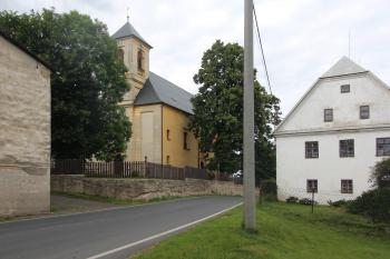 kostel a bývalá fara (© Luděk Vláčil 08/2020)