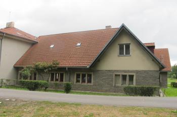 Přízemní část hlavního vstupního průčelí (© Dušan Dohňanský 07/2019)