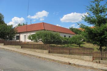 Tvrz č.1 - pohled na tvrziště s domem čp.16 od jv. (© Dušan Dohňanský 07/2019)