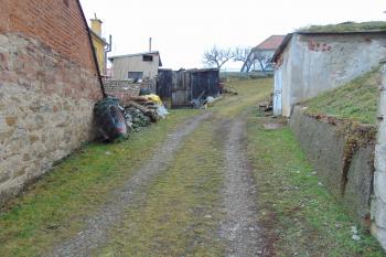 Příchod k sv. nároží tvrziště (© Dušan Dohňanský  01/2022)