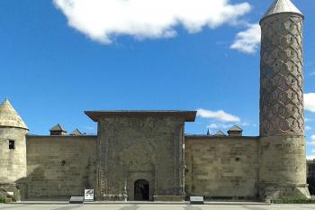 Yakutiye Medrese v tureckém městě Erzurum. (© Pavel Vítek 09/2011)