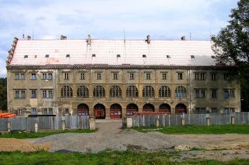Jižní průčelí ( © Luděk Pitter 09/2004)
