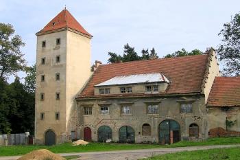 Budova při zámku ( © Luděk Pitter 09/2004)