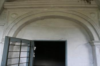 Horní část hlavního portálu z arkád v přízemí ( © Ivan Grisa 05/2009)