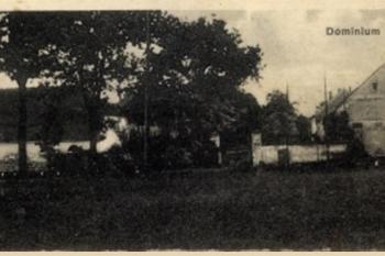 Areál dvora-Dominium (panství) na dobové pohlednici z 1. pol. 20. stol. (© zdroj: https://www.akpool.de)