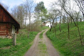 Pozůstatek sz. příkopu s valem /vzadu vlevo/, vlastní tvrz je vpravo (© Dušan Dohňanský 04/2019)